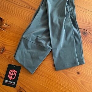 Born Primitive NWT Inspire leggings L gunmetal